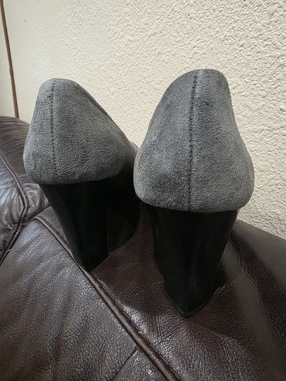 Liz Claiborne Gray Suede Mid Heel Pumps - Picture 4 of 5